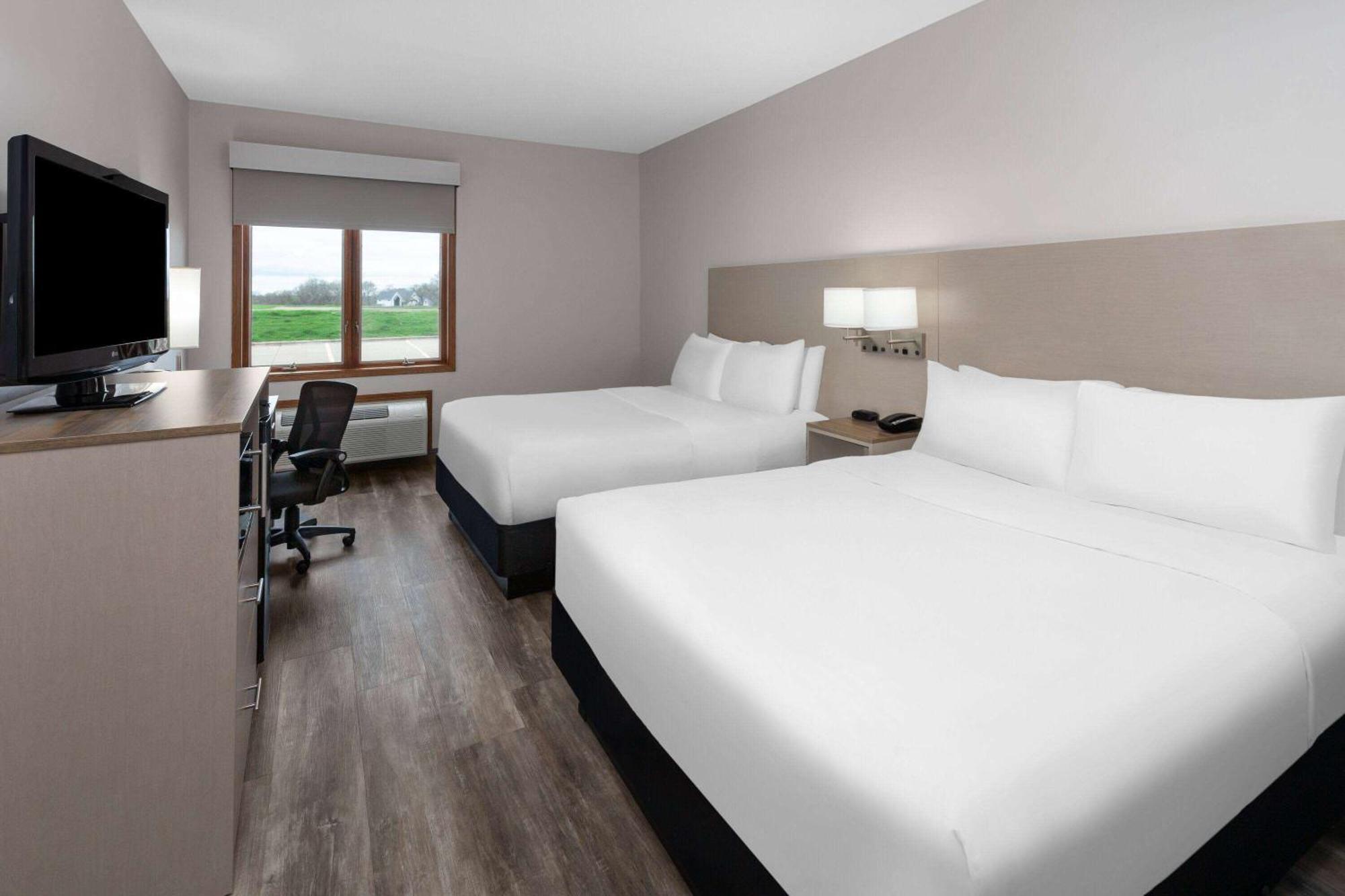 Queen Room Two Queen Beds Pet Friendly or Non-Smoking,1706765692:JPEG